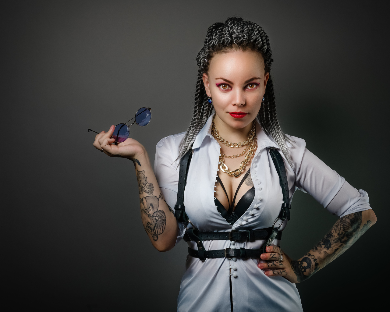 Брутальная девушка с татуировками на теле 