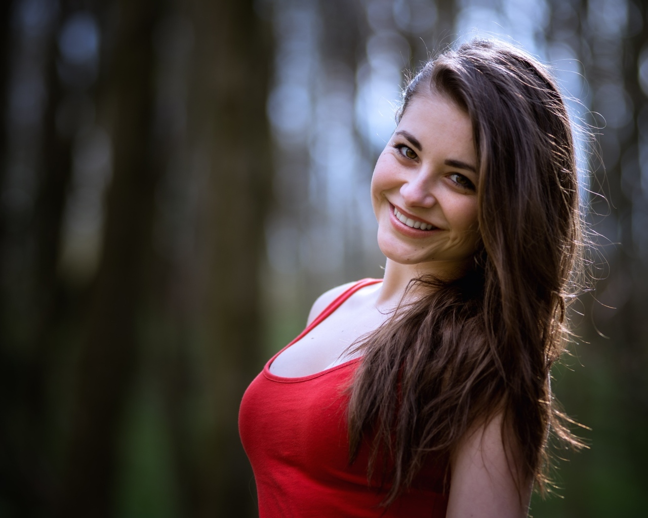 Очаровательная улыбка длинноволосой девушки