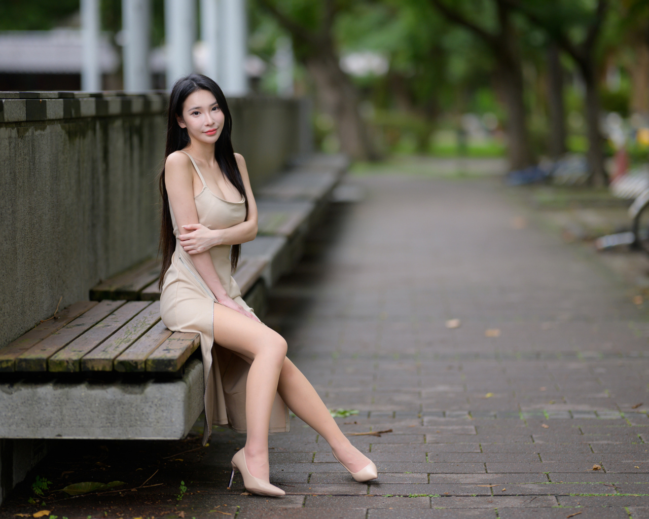 Милая девушка азиатка сидит на лавке