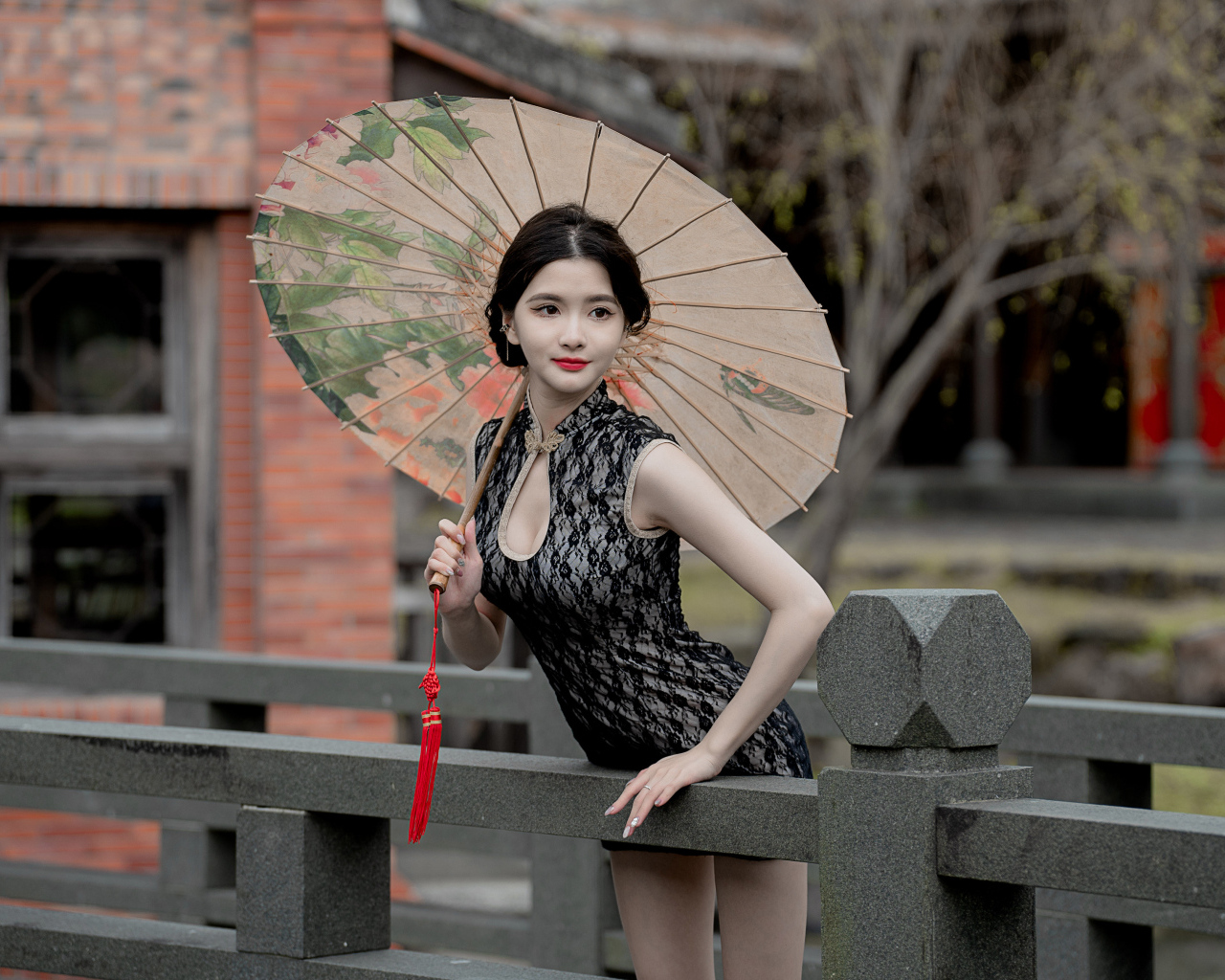 Симпатичная девушка азиатка с зонтом в руках