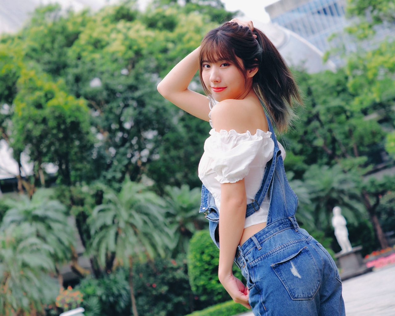 Милая девушка азиатка в джинсовом комбинезоне