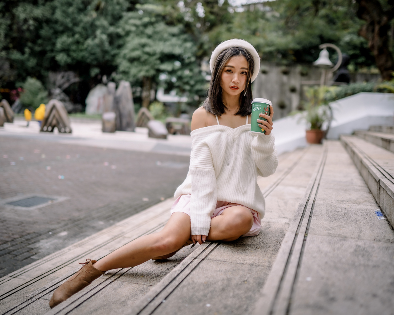 Милая азиатка в с кофе в руках 