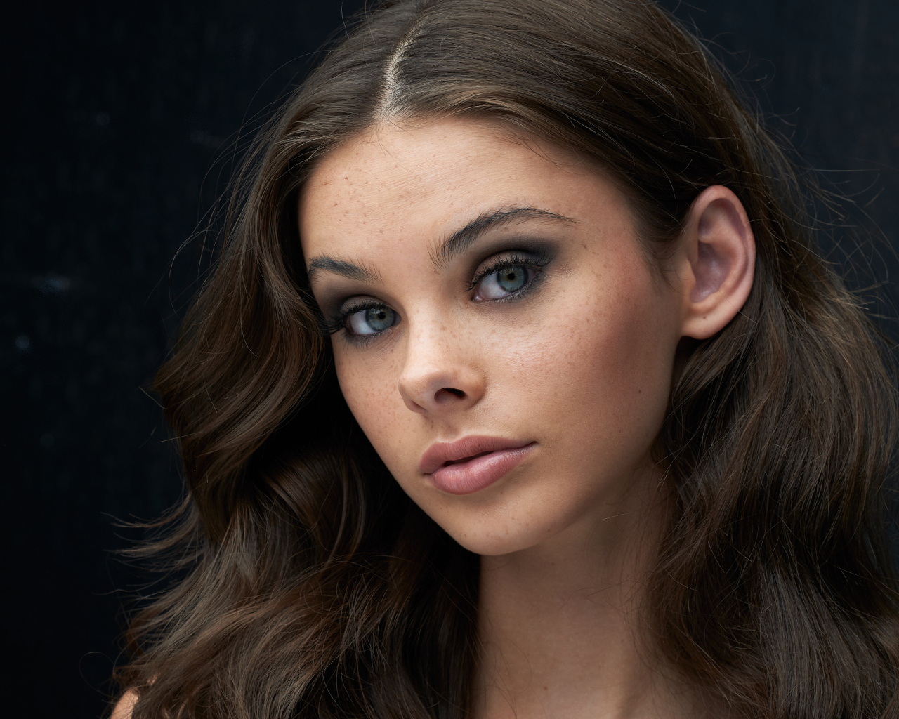 Милая девушка брюнетка с серыми глазами