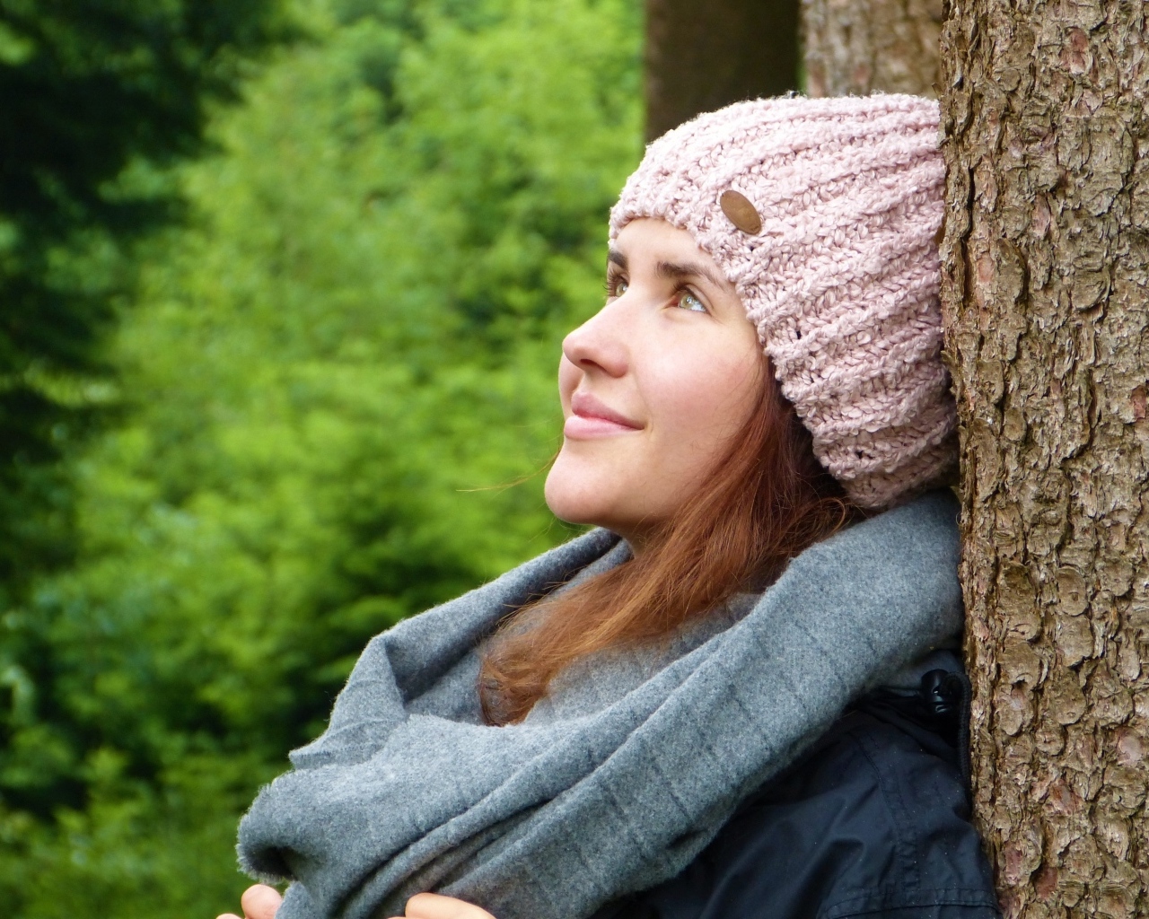 Милая девушка в розовой шапке