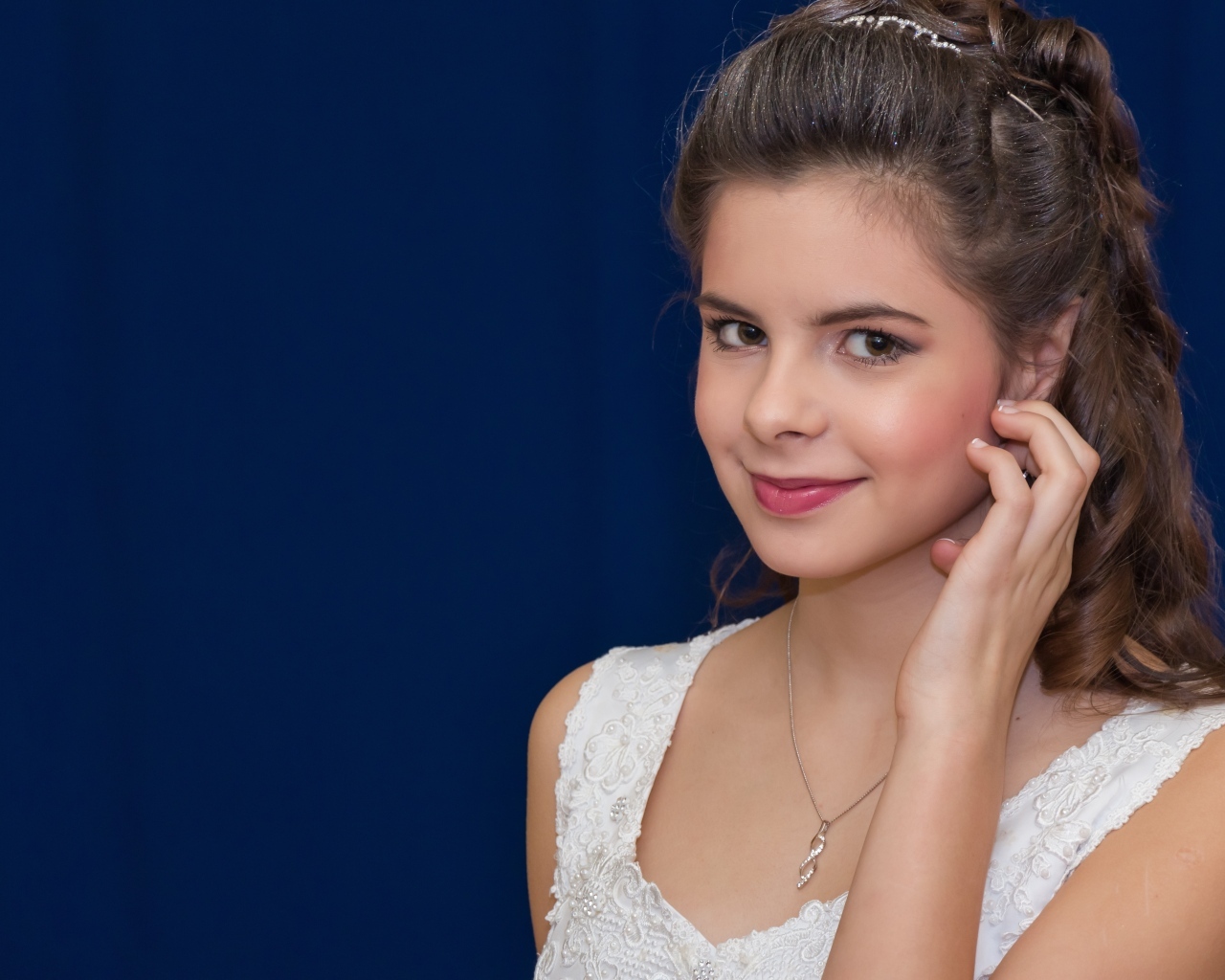 Милая девушка в белом платье на синем фоне