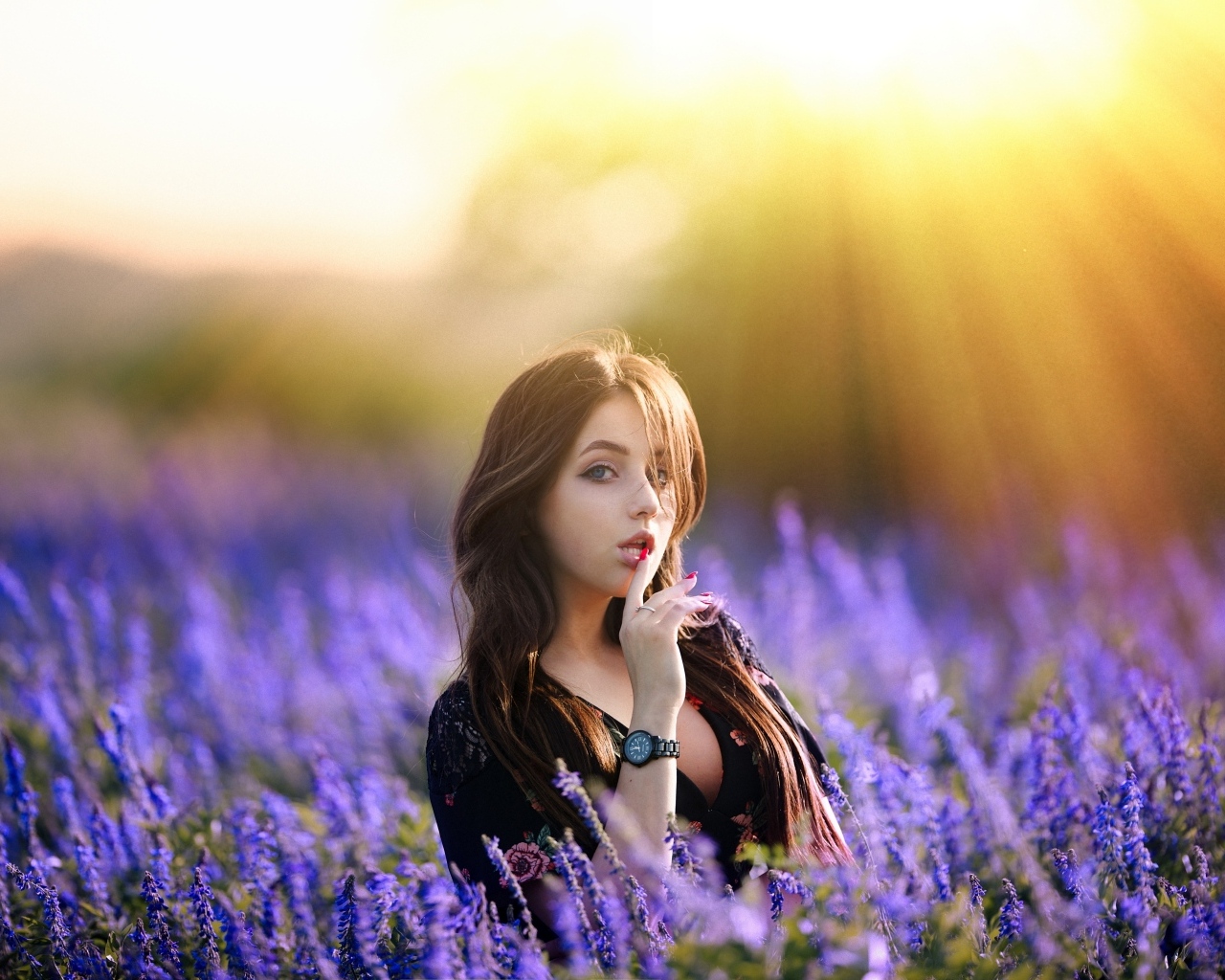 Милая молодая девушка на лавандовом поле