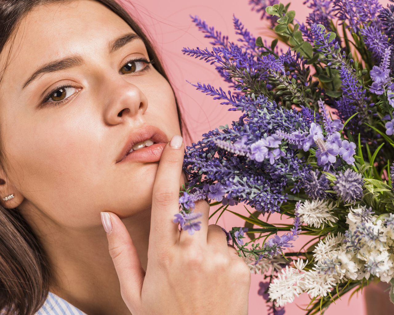 Милая молодая девушка с букетом полевых цветов