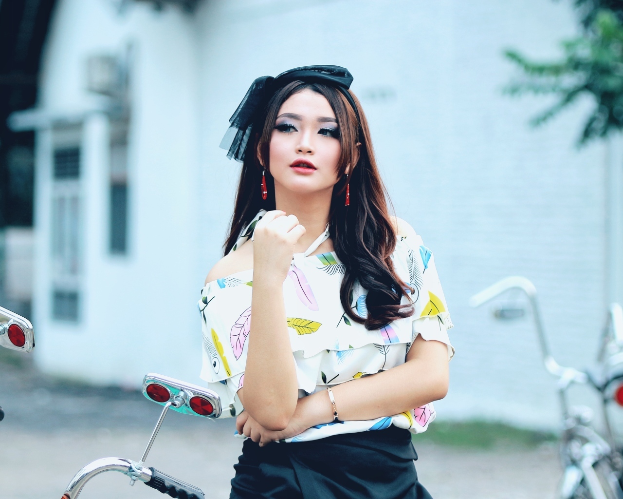 Модная девушка азиатка с красивым макияжем