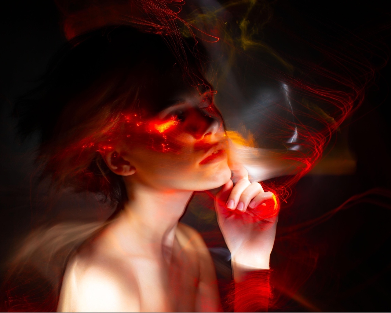 Огненные волны окутывают девушку