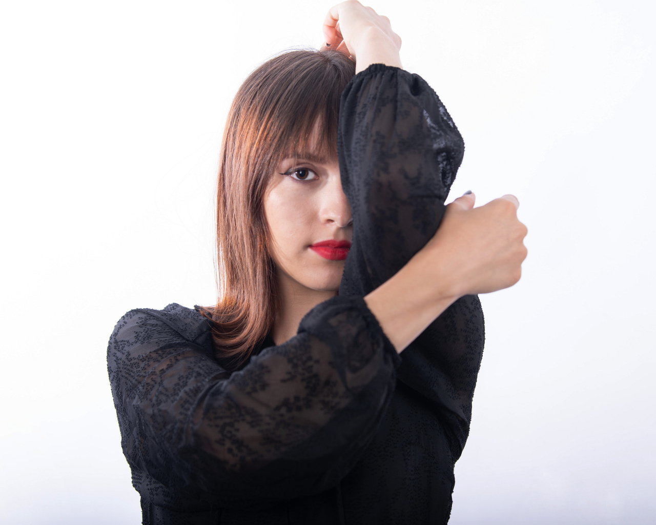 Девушка в черной блузке на белом фоне