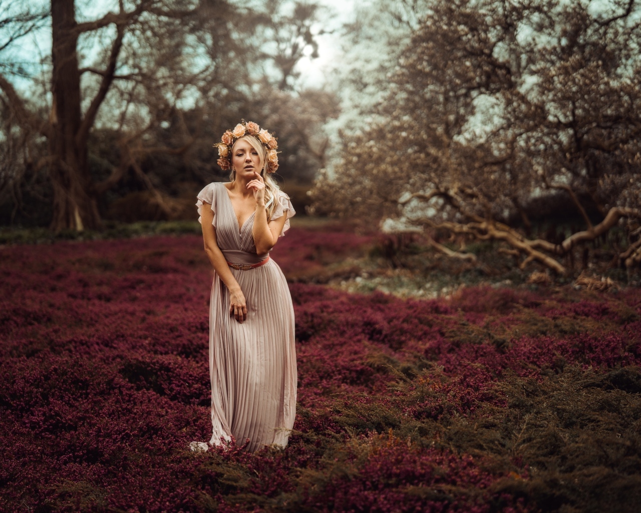 Девушка в длинном платье с венком на голове