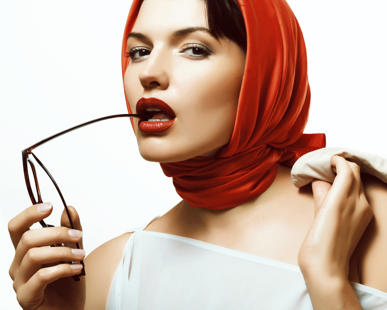 Девушка в красном платке с очками в руке