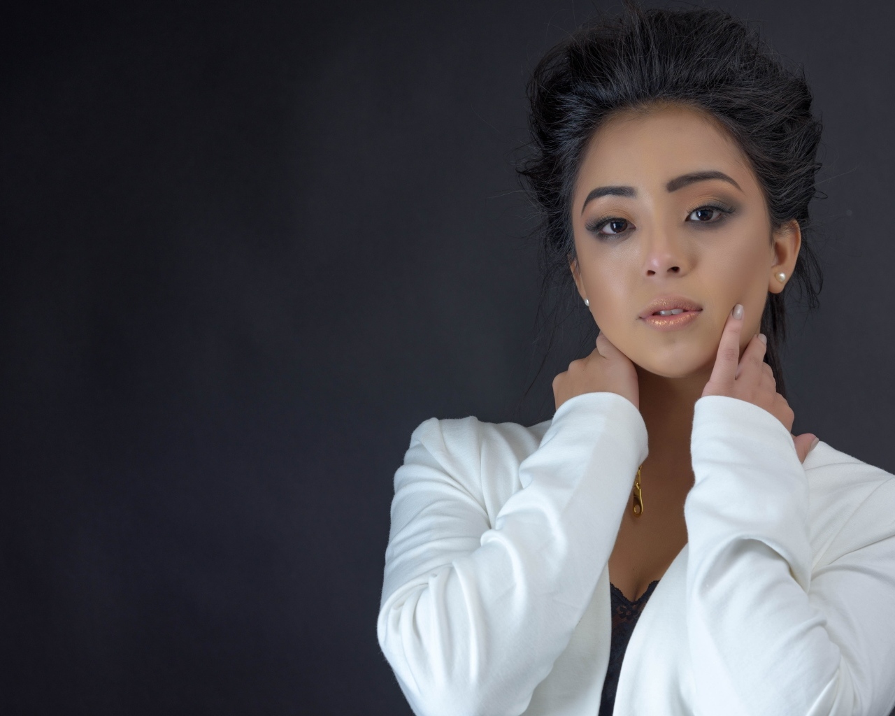 Девушка в белой кофте на сером фоне