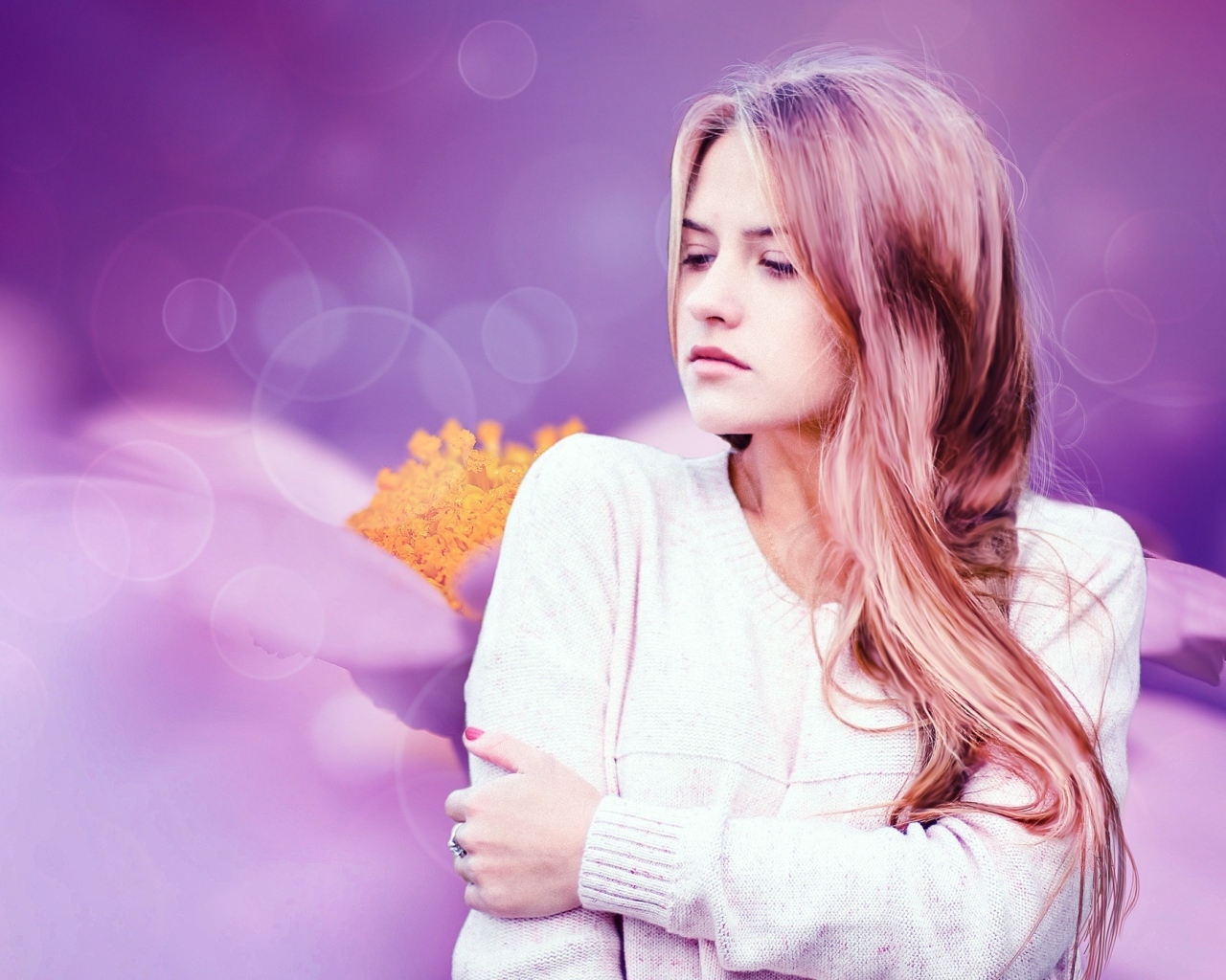 Девушка в белом свитере на красивом сиреневом фоне