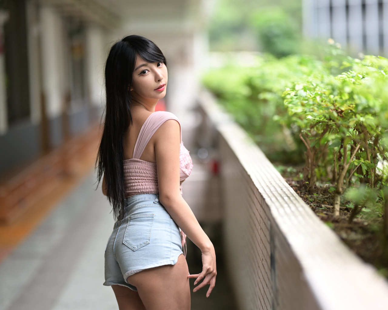 Девушка в коротких джинсовых шортах