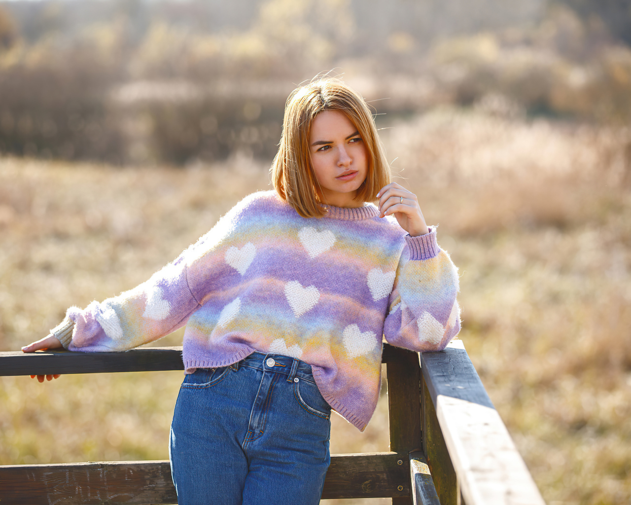 Девушка в свитере и синих джинсах