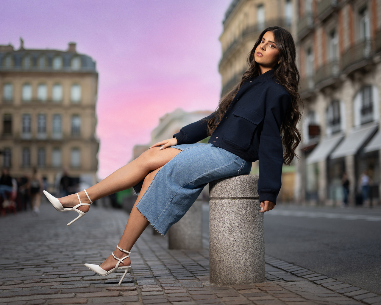 Девушка в белых туфлях на улице города