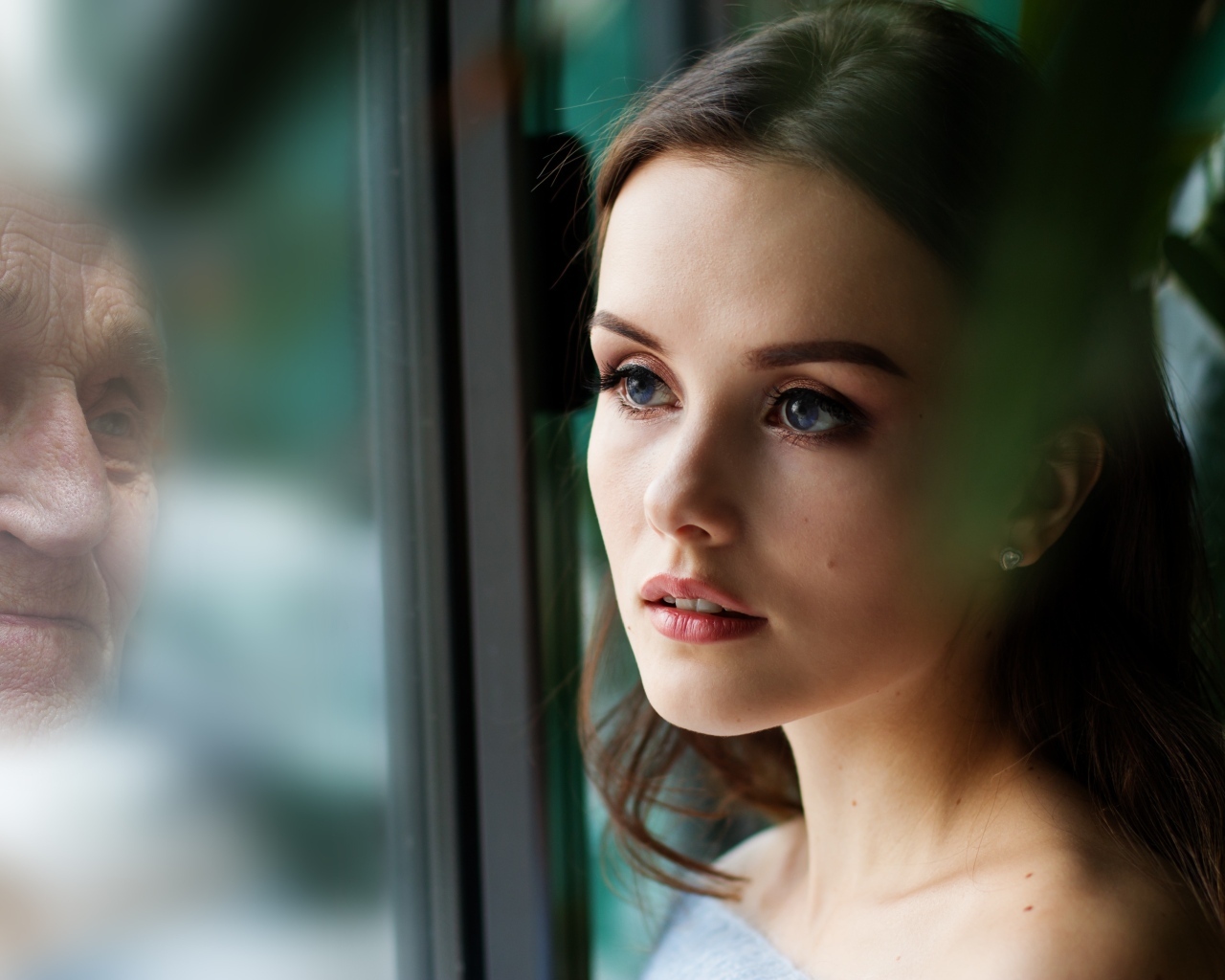Девушка смотрит на свое отражение в старости