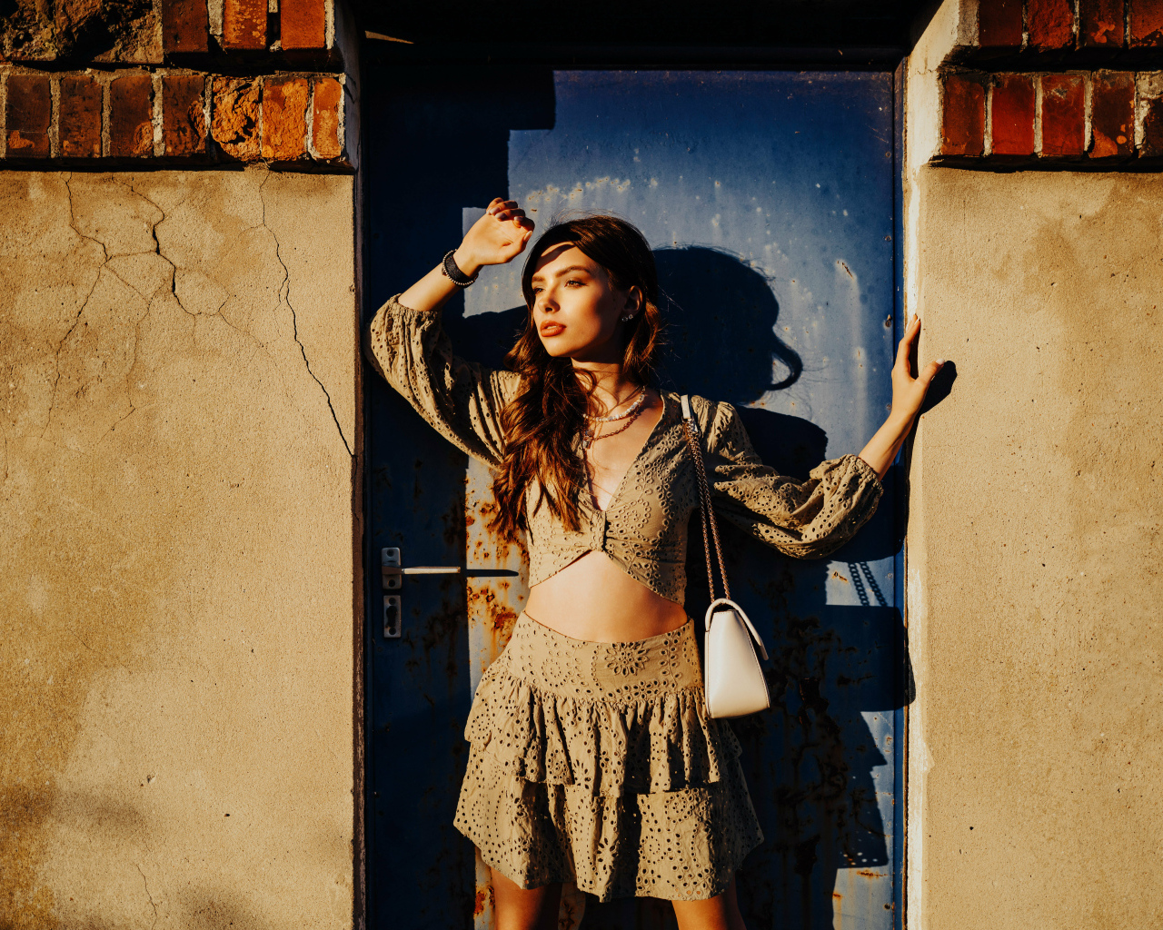 Девушка модель стоит у двери