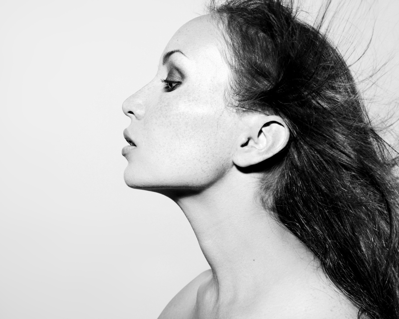 Лицо девушки вид сбоку