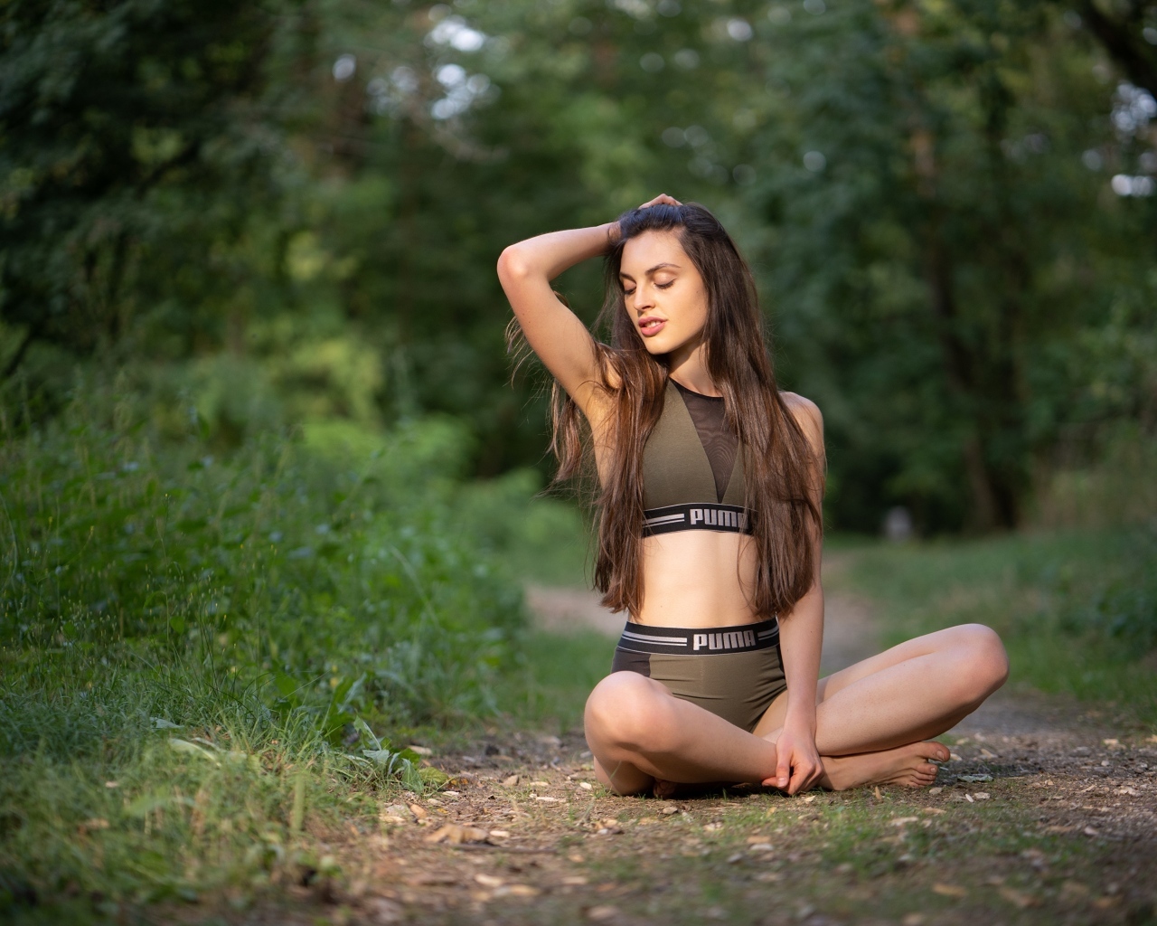 Девушка сидит в позе лотоса в осеннем парке