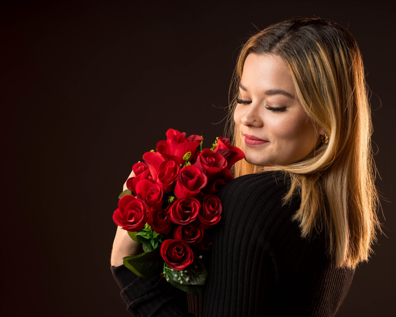 Девушка с букетом красных роз в руках