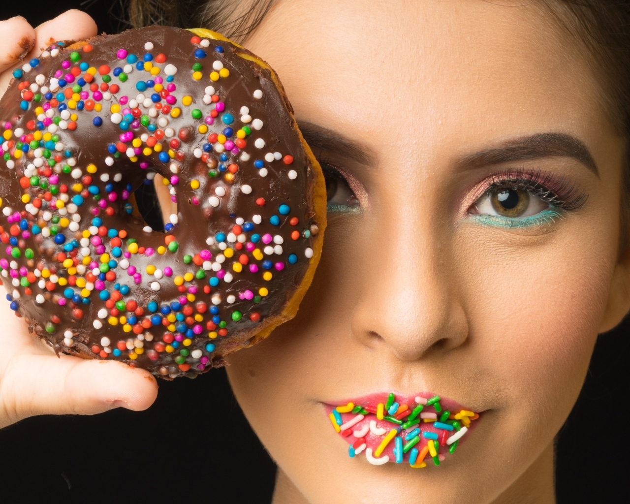 Девушка с пончиком в шоколаде в руках