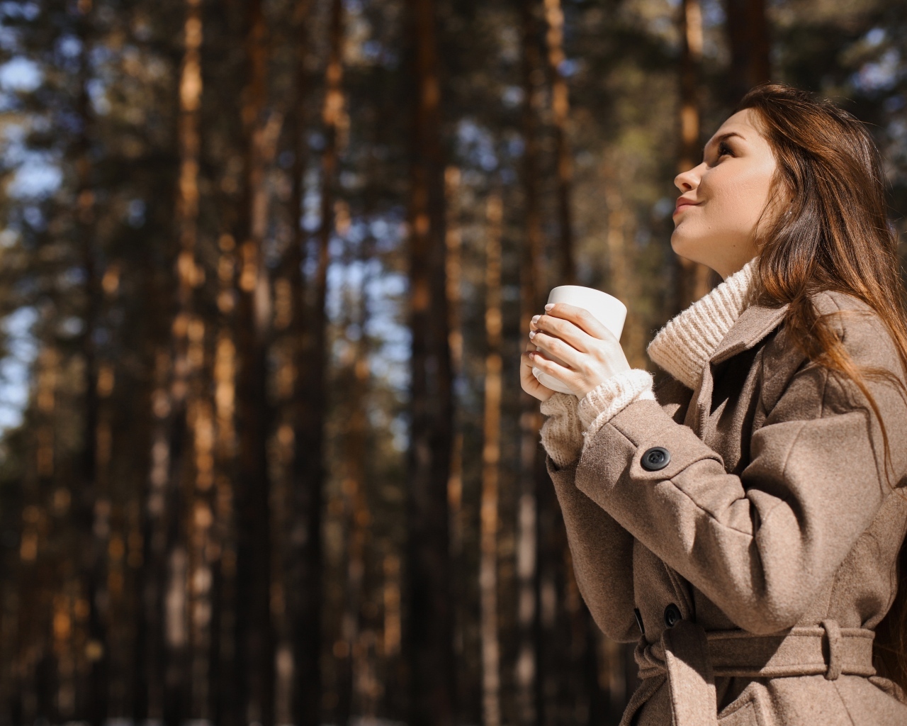 Девушка с чашкой кофе в парке