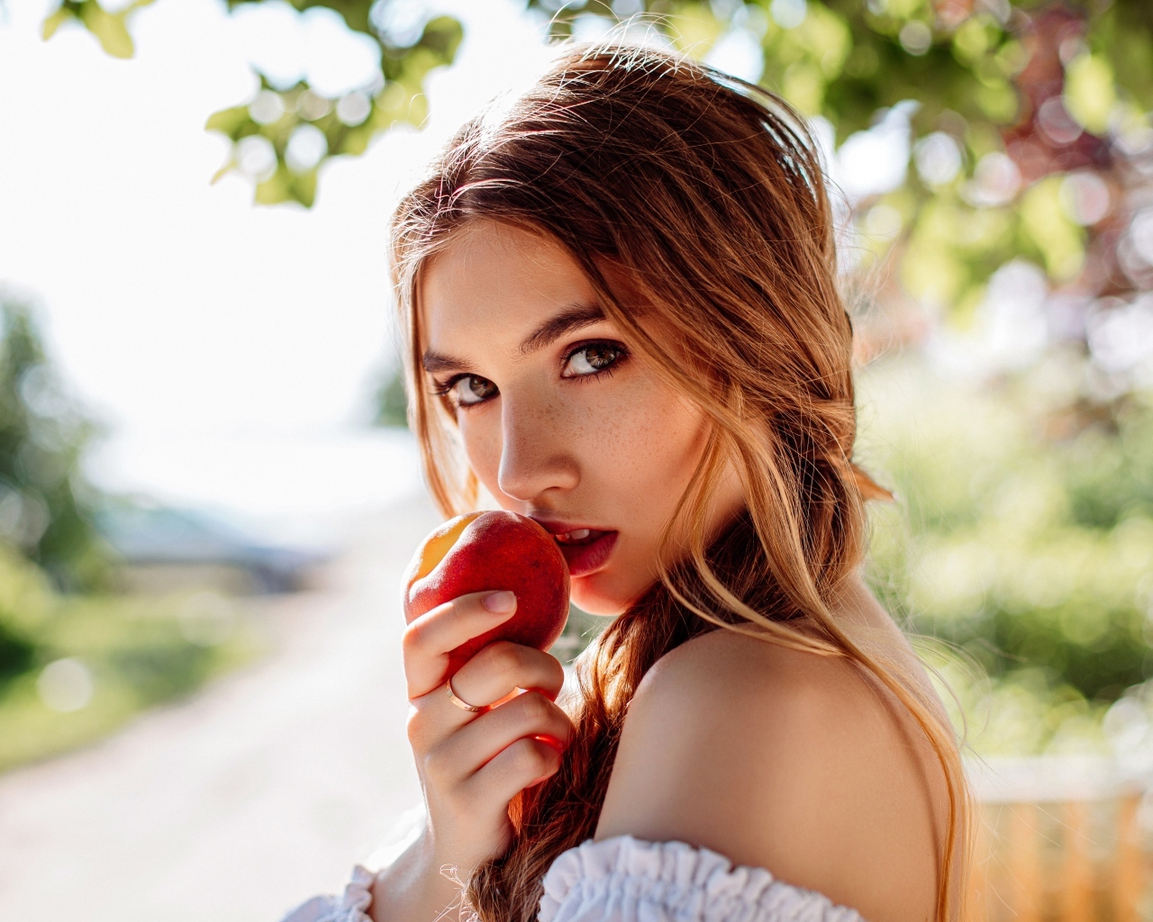 Девушка с красным яблоком в руке