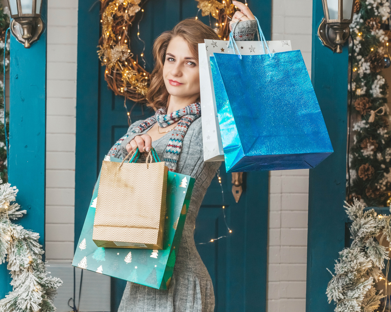 Девушка с пакетами стоит у двери