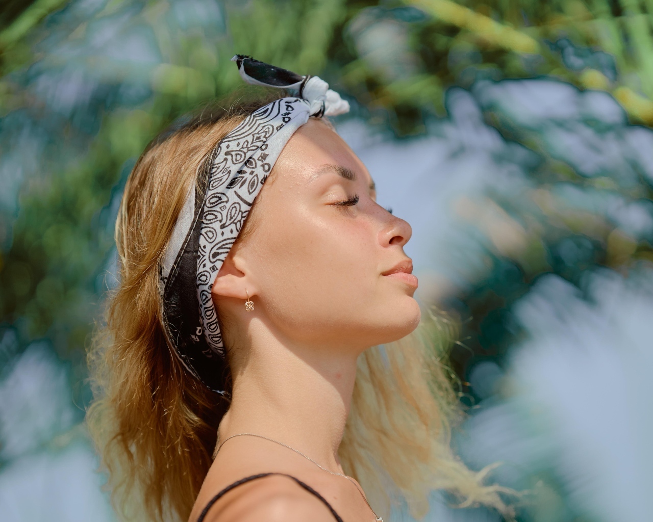 Девушка в закрытыми глазами летом