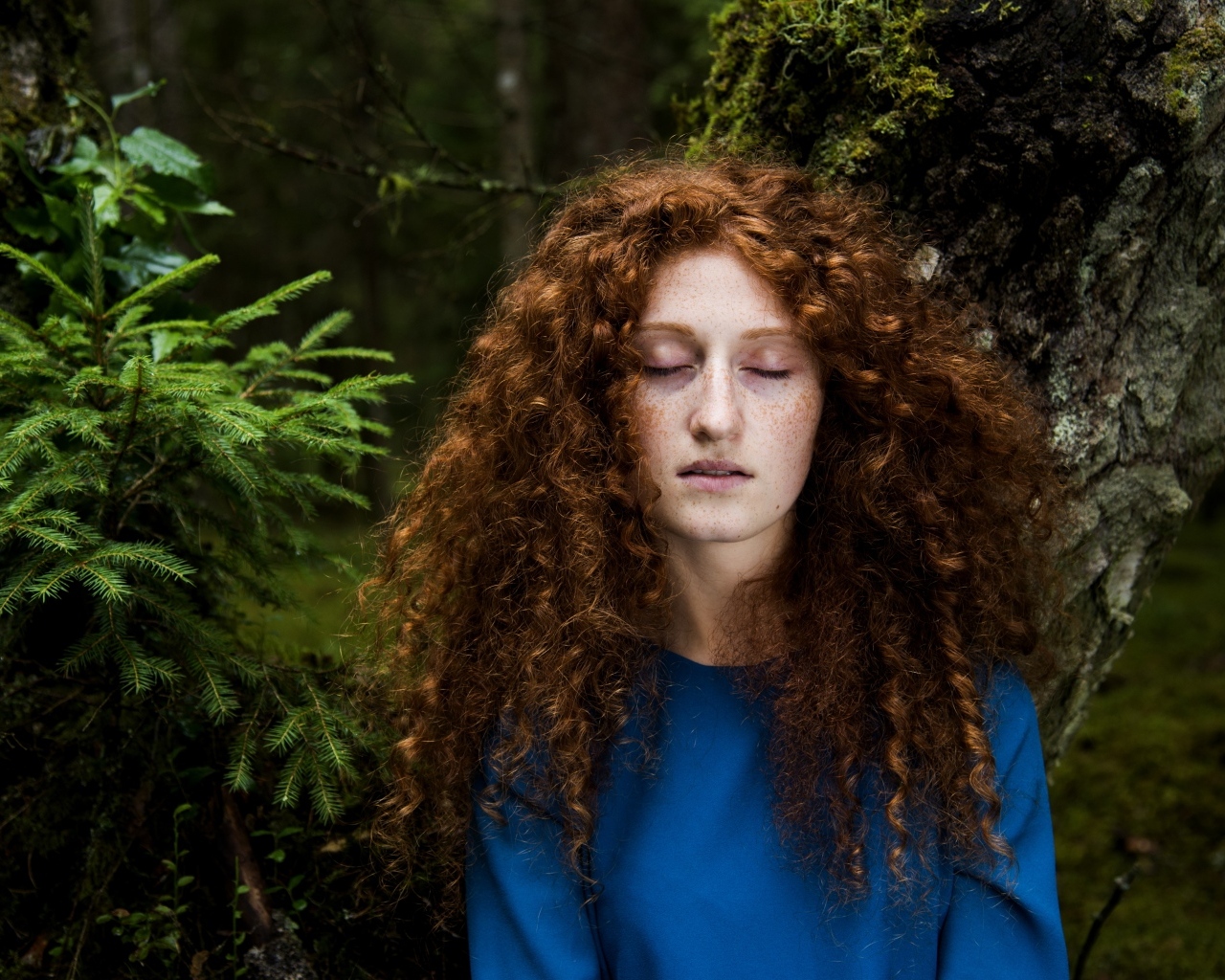 Девушка с кудрявыми волосами в лесу