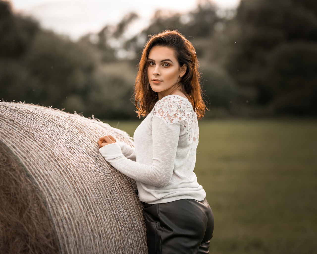 Девушка с сеном на поле