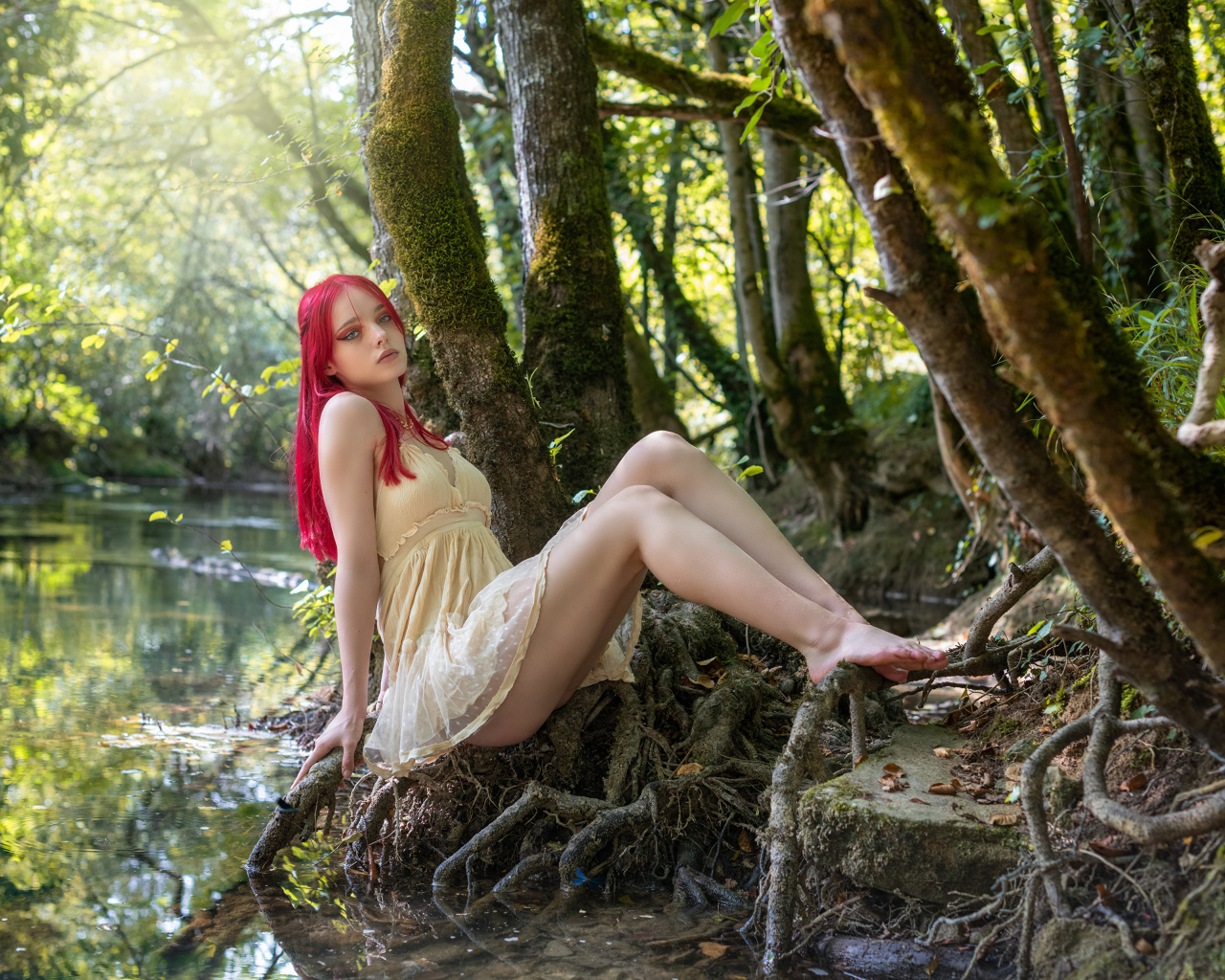 Девушка с розовыми волосами у пруда в лесу