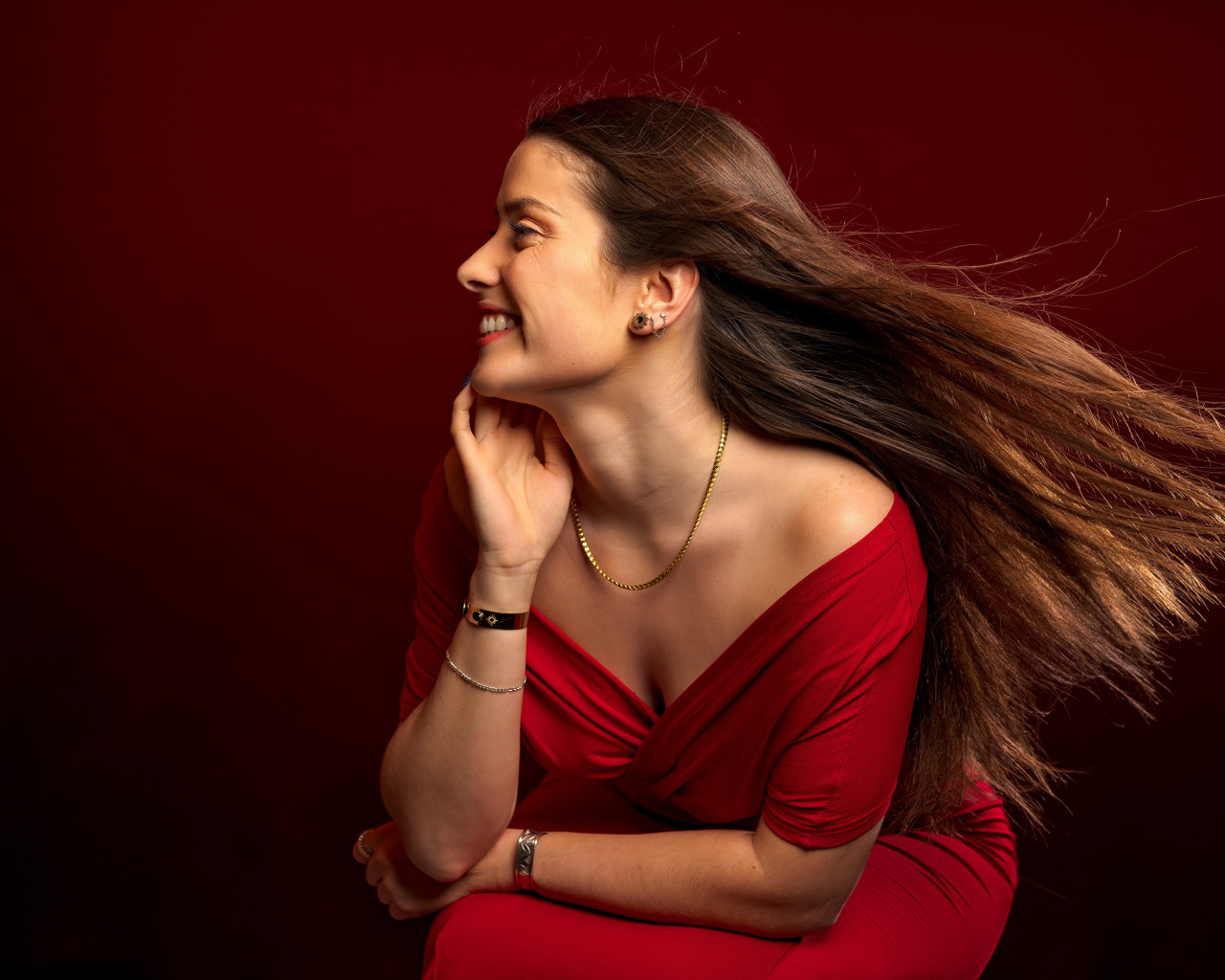 Длинные волосы у красивой девушки в красном платье