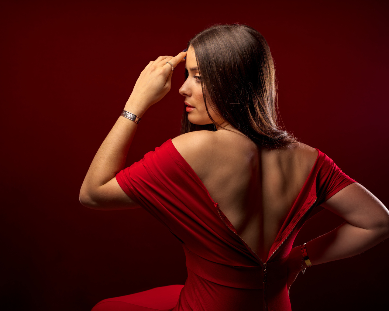 Вид сзади на красивую девушку в красном платье