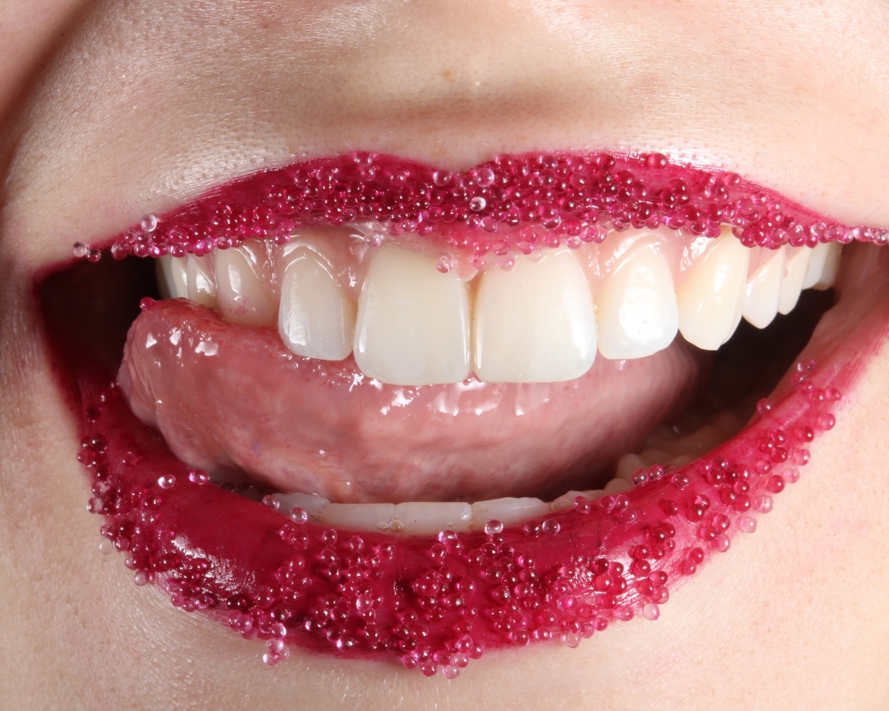 Красные губы девушки с красивыми зубами