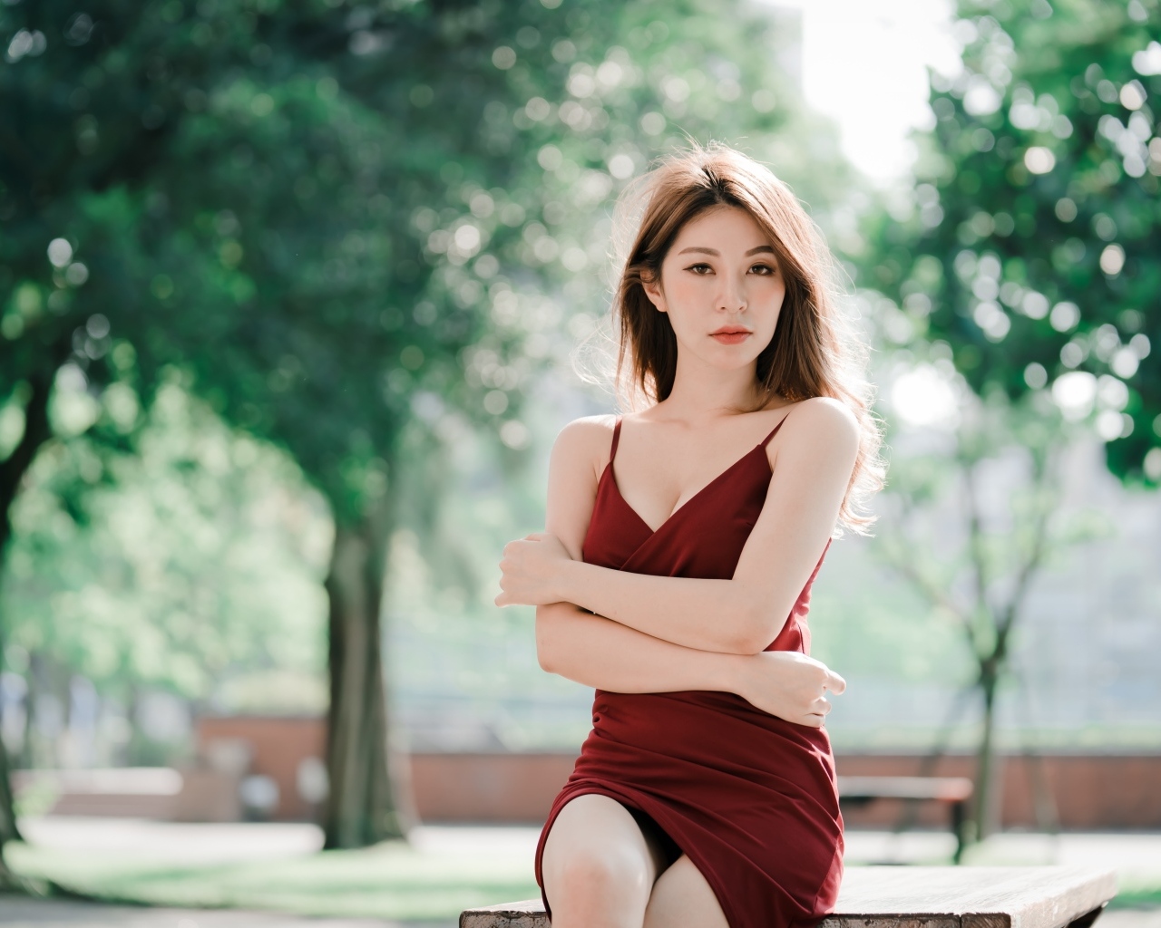 Серьезная девушка азиатка в красном платье