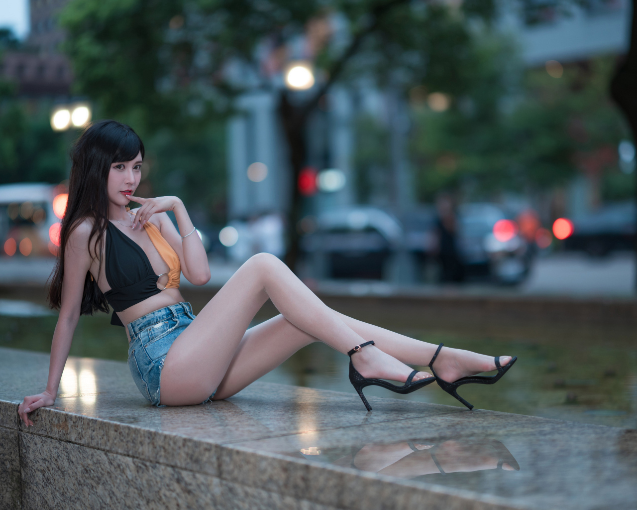 Сексуальная девушка азиатка с длинными ногами