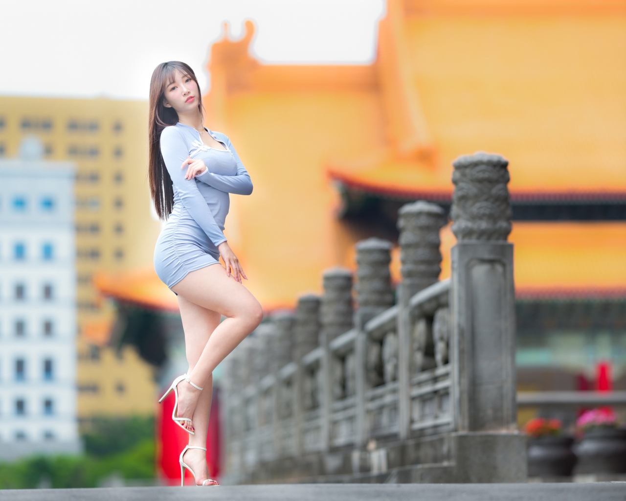 Стройная азиатка в коротком сером платье