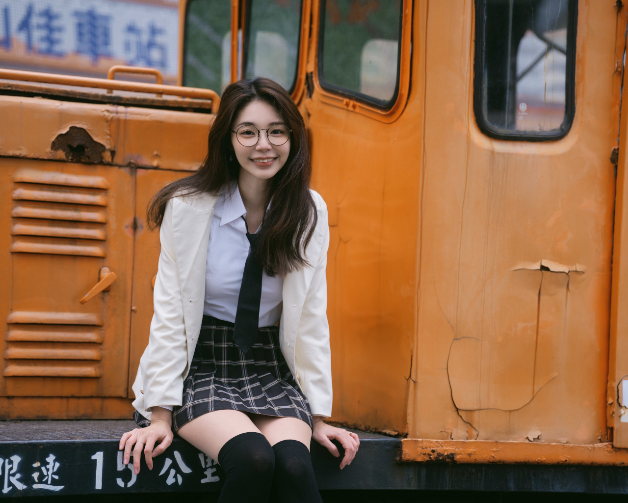 Улыбающаяся девушка азиатка в школьной форме