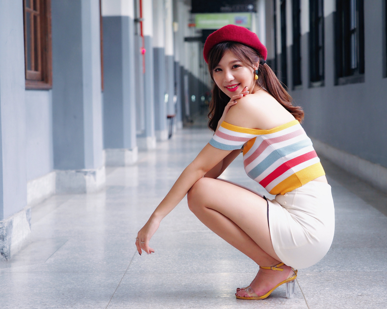 Улыбающаяся азиатка в красном берете