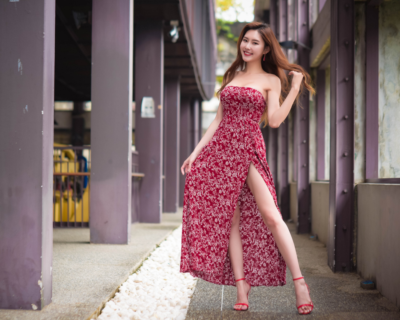 Улыбающаяся азиатка в красном платье