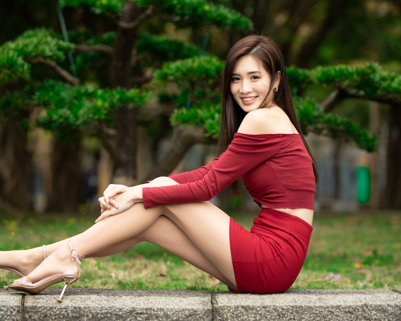 Улыбающаяся азиатка в красном костюме