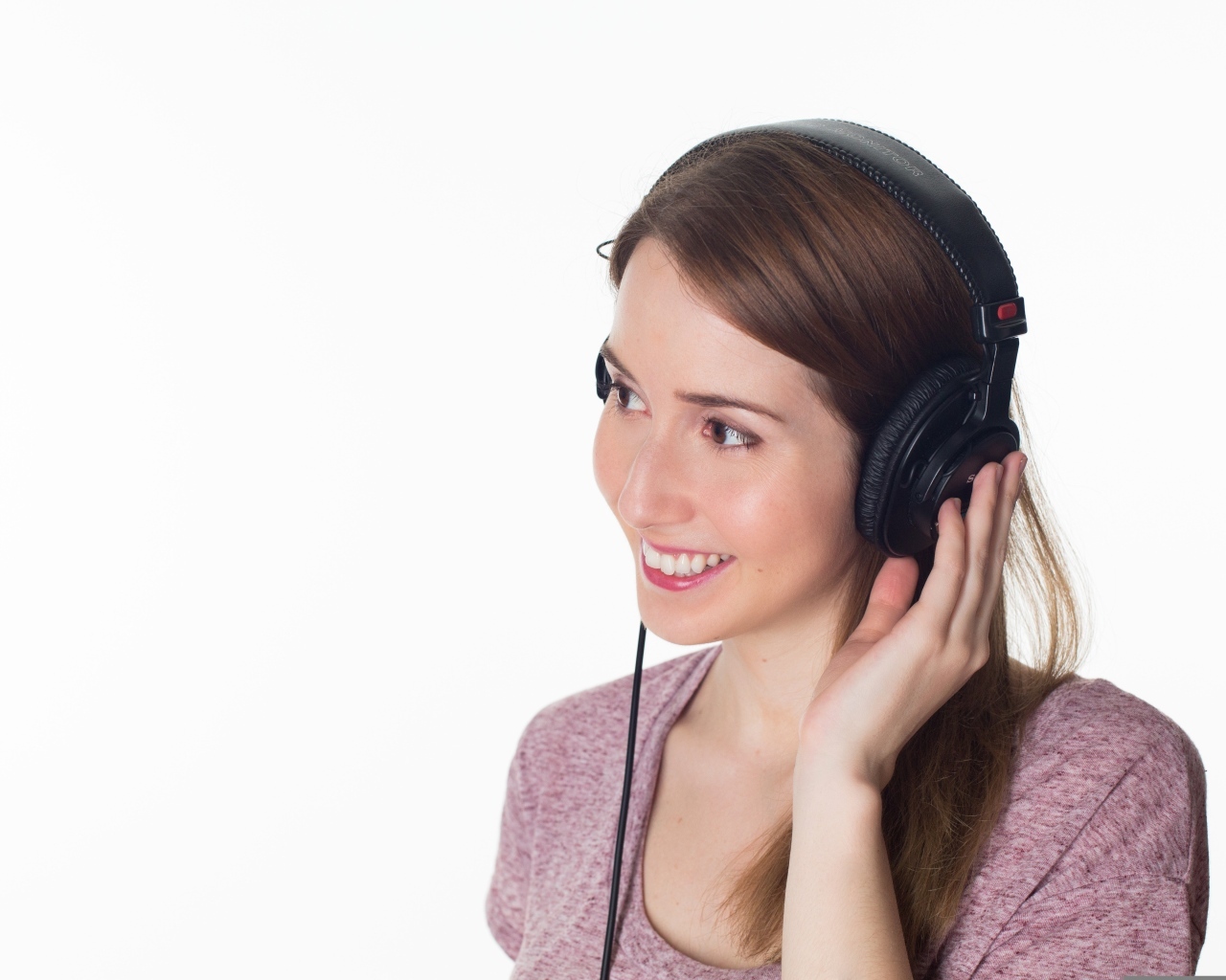 Улыбающаяся девушка в черных наушниках
