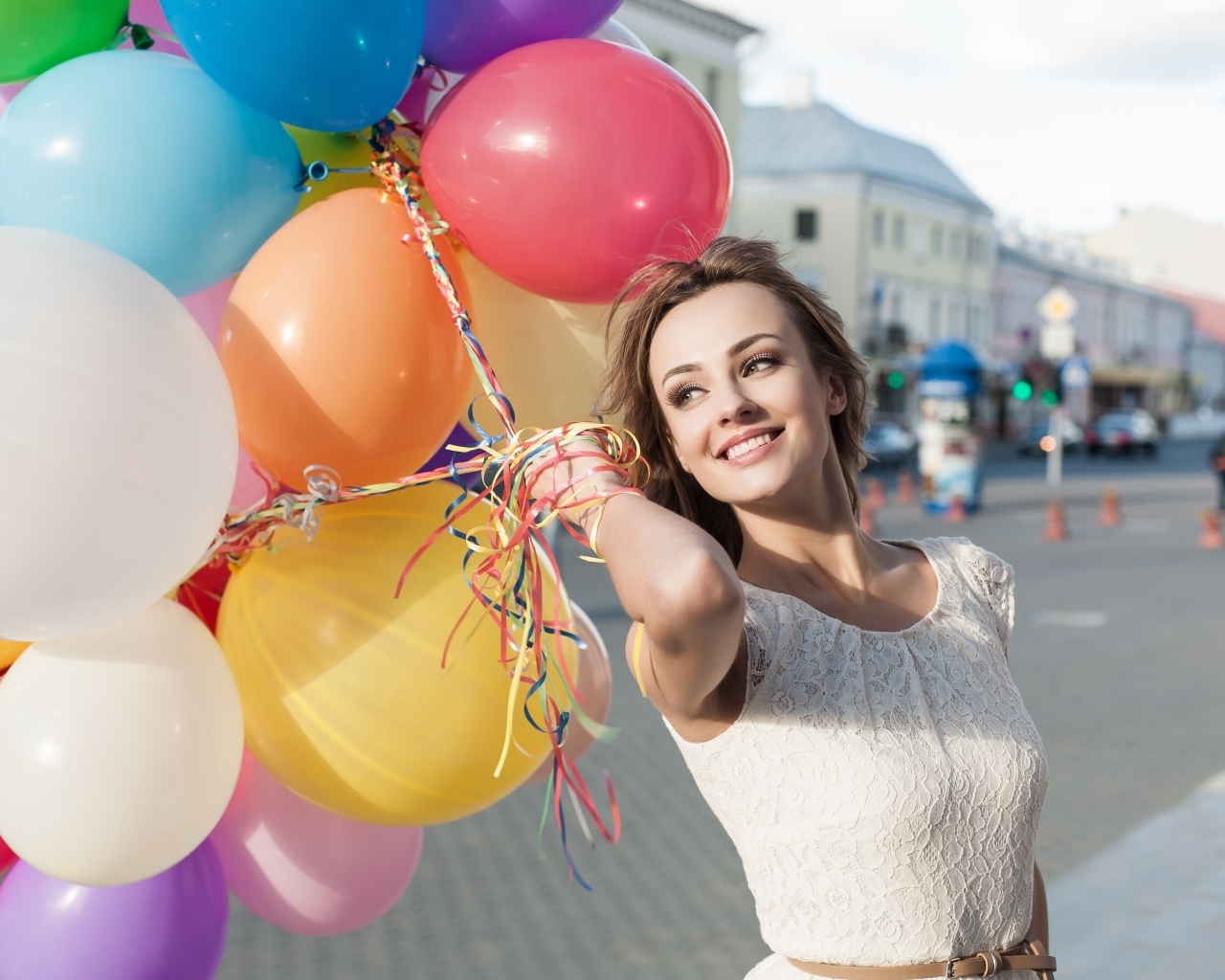 Улыбающаяся девушка с воздушными шариками