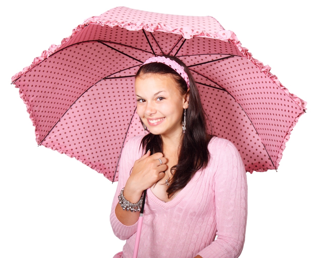 Улыбающаяся девушка с розовым зонтом на белом фоне