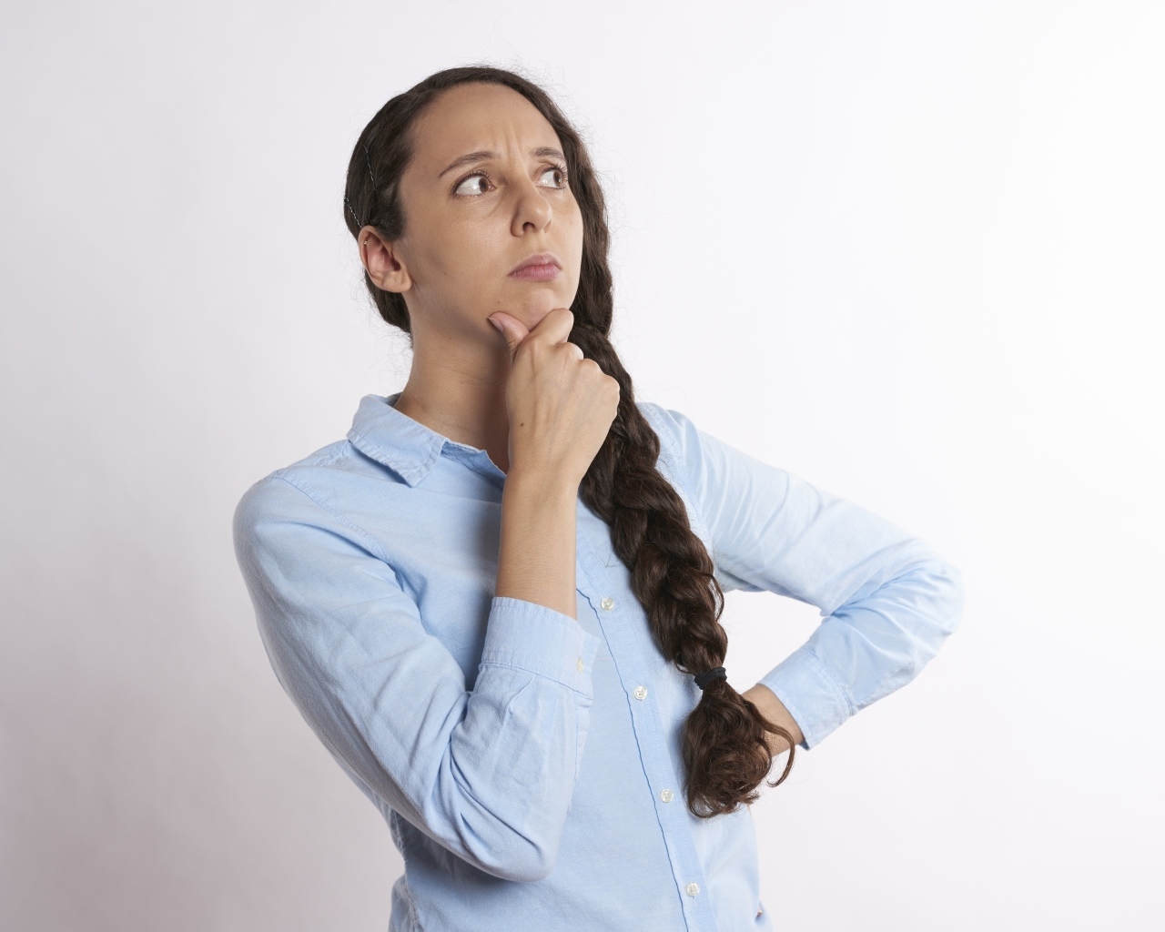 Удивленная девушка в голубой рубашке