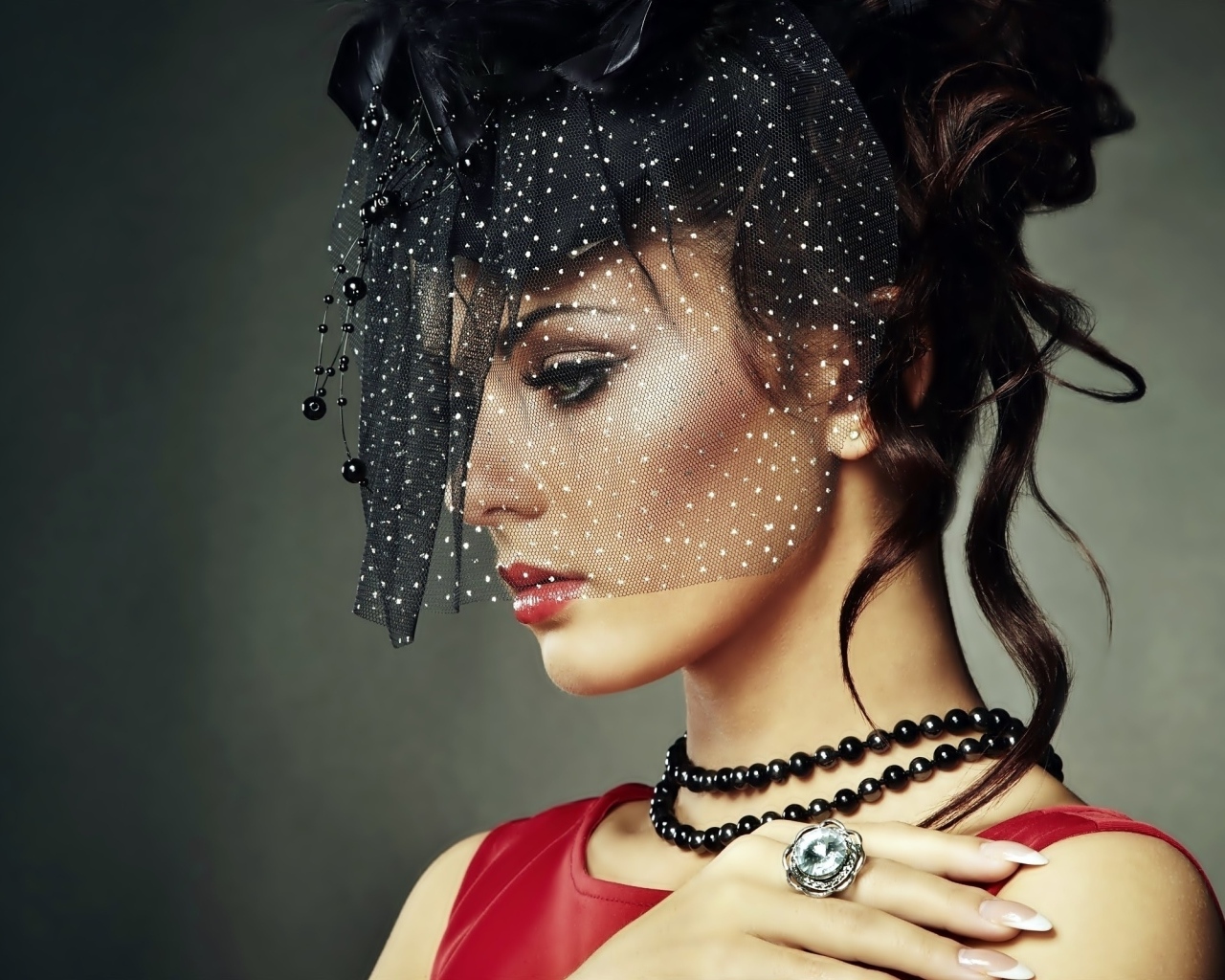 Девушка закрыла лицо черной вуалью 