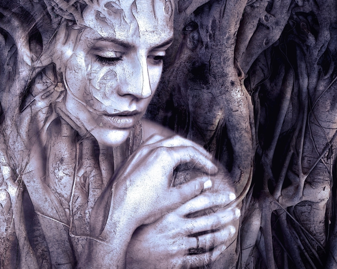 Девушка отражается в корнях дерева